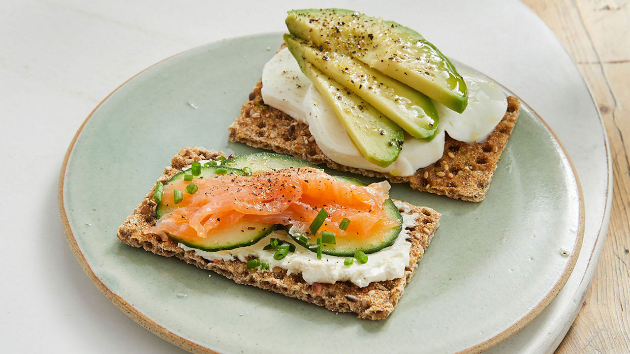 Un delicioso sándwich tostado cubierto con salmón ahumado y pepino, ideal para una dieta saludable durante el embarazo