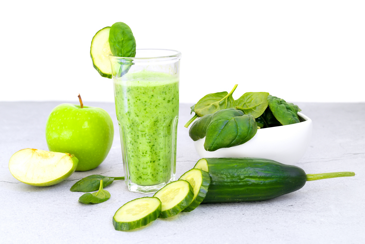 Green spinach, apple and cucumber smoothie. Detox the body. Healthy eating.; Shutterstock ID 2068345868; purchase_order: Achat articles alpro 2026; job: ; client: ; other: 