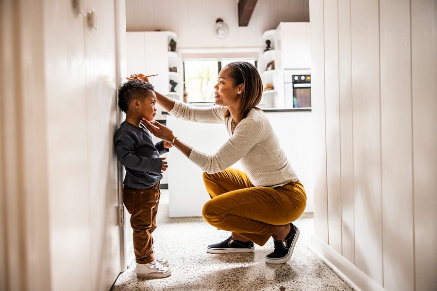 mae-medindo-crianca-na-parede