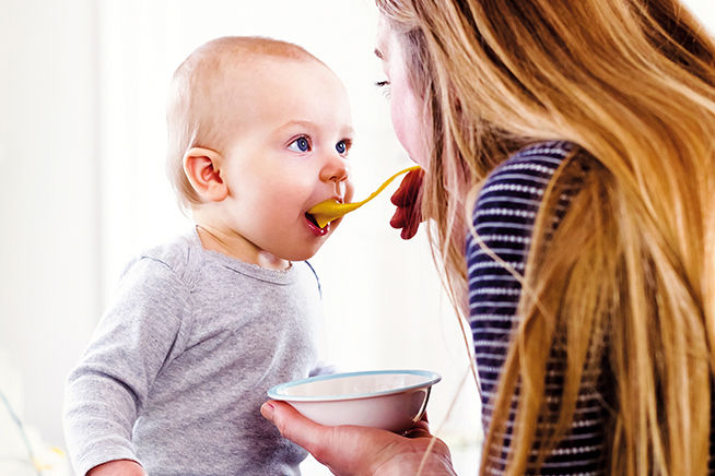 mamá alimentando a bebé