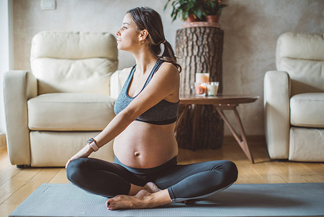 mamá haciendo yoga flor de loto