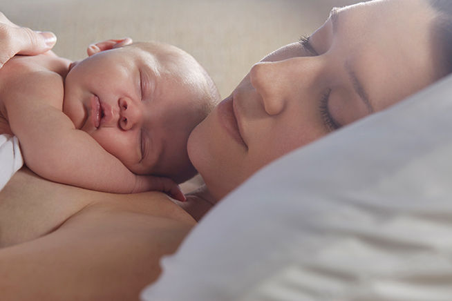 mamá y bebé dormidos