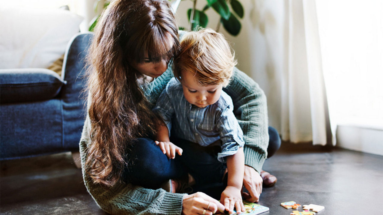 Madre y niño pequeño jugando juntos