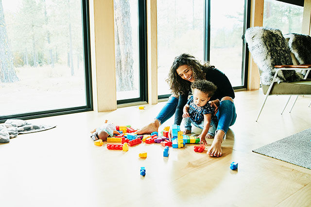 mamá y nino pequeno jugando con bloques