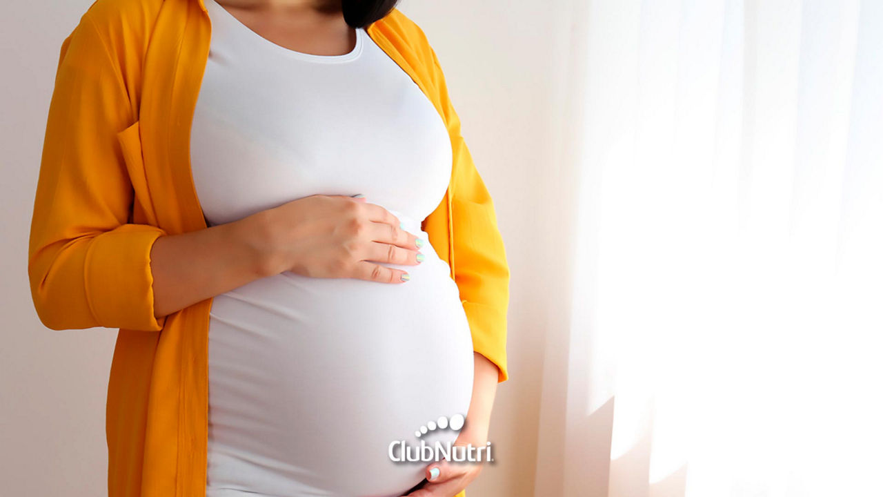 Mujer embarazada conectándo con su bebé.