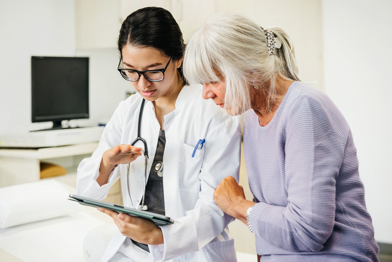 medica-com-paciente-idosa-orientando