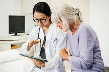 medica-com-paciente-idosa-orientando