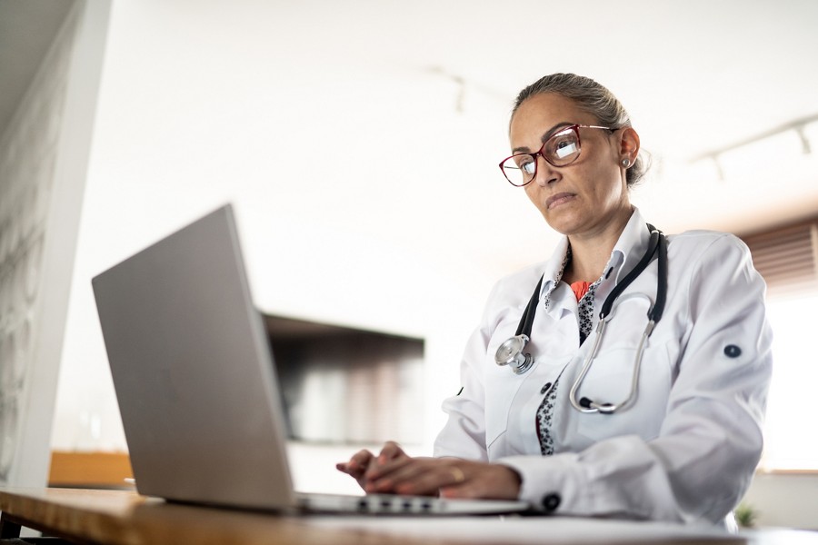 medica-estudando-no-computador.jpg