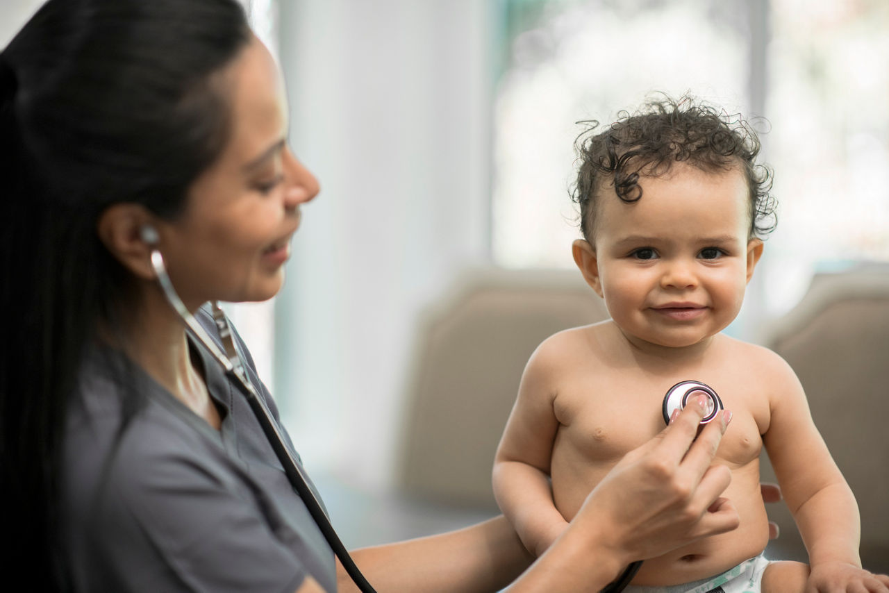 medica-usando-estetoscopio-no-bebe