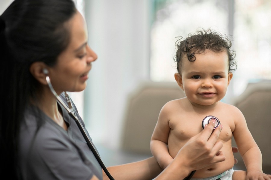 medica-usando-estetoscopio-no-bebe