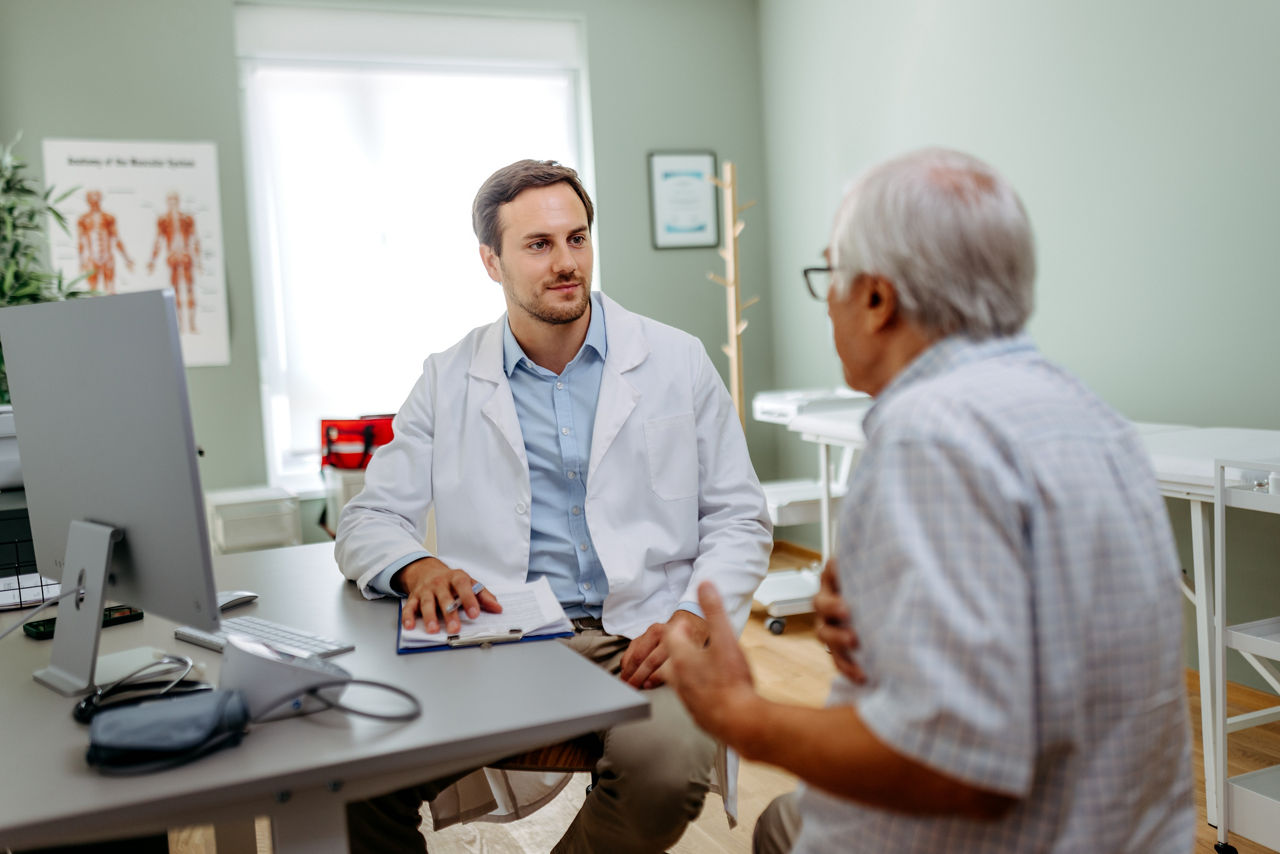 medico-e-paciente-idoso-conversando