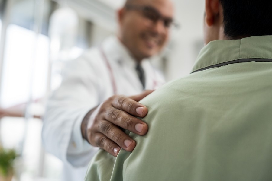 medico-apoiando-o-paciente