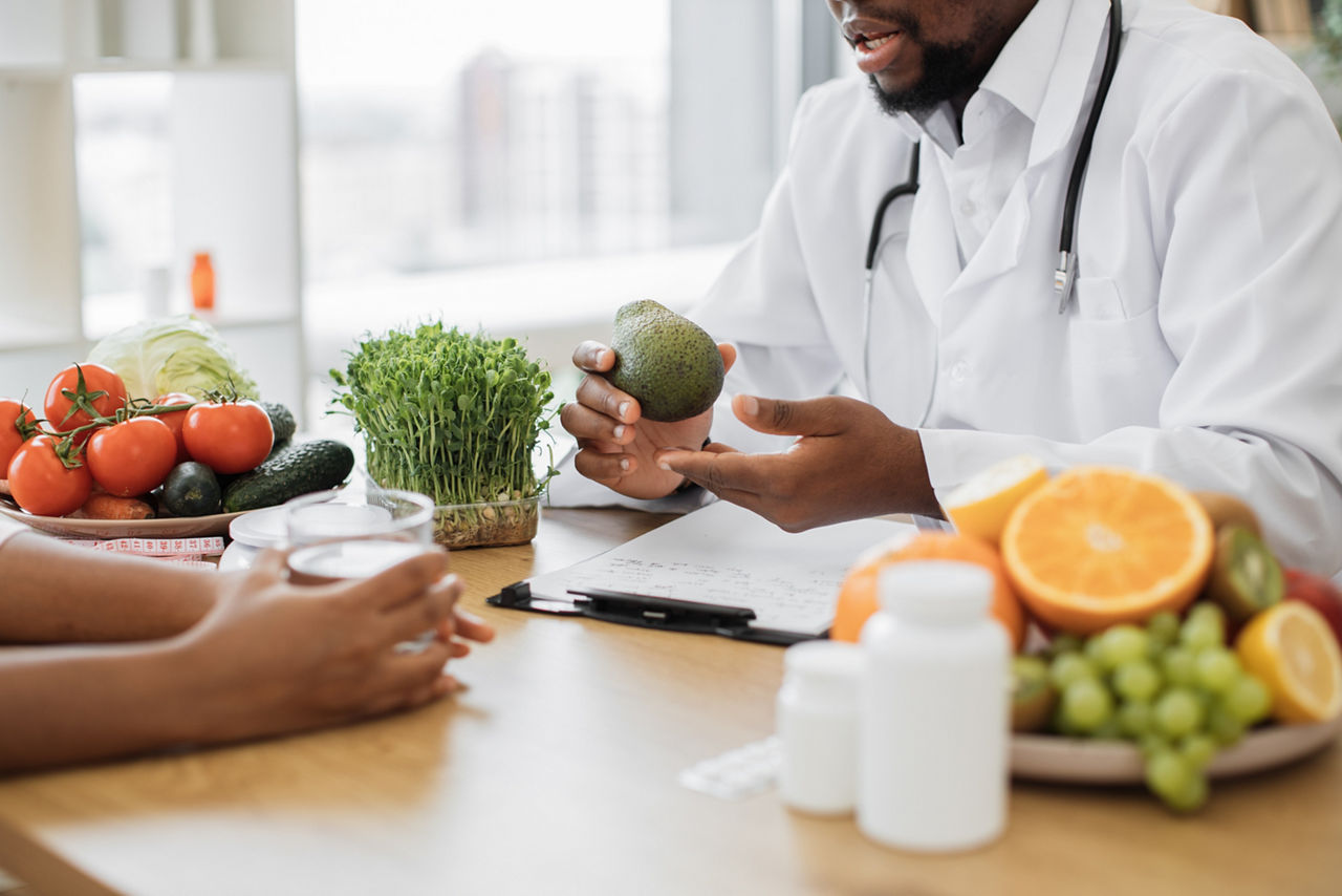 medico-explicando-paciente-informacoes-nutricionais