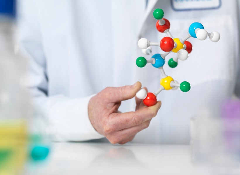 medico-segurando-estrutura-de-molecula