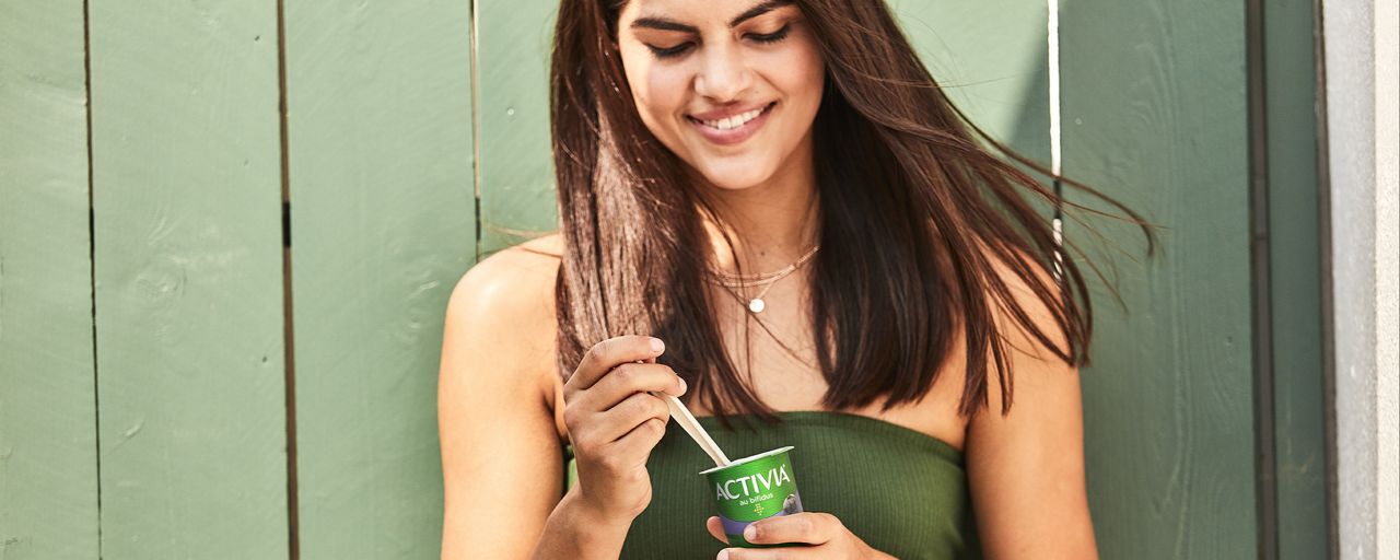 femme qui mange un yaourt