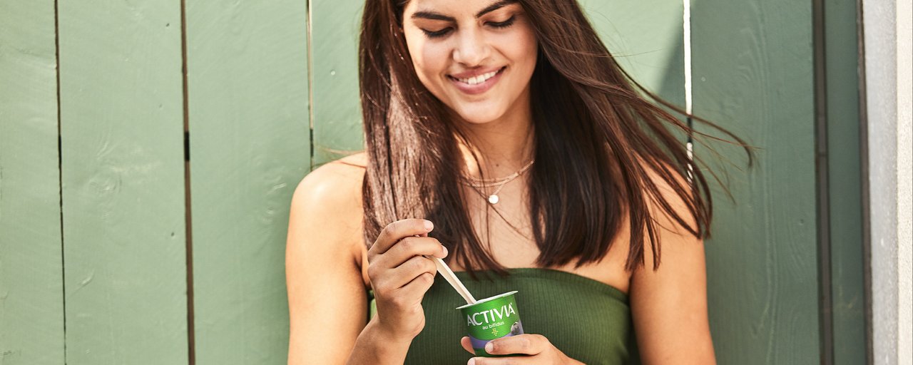 femme qui mange un yaourt