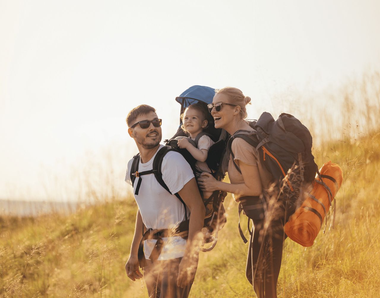 Familie ist Wandern mit großen Rucksäcken