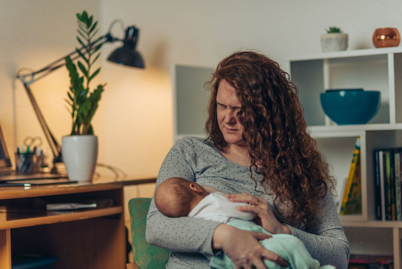 Stillende Mutter mit Schmerzen wegen Milchstau