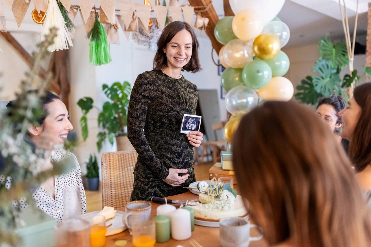 Mann horcht Babybauch von Frau