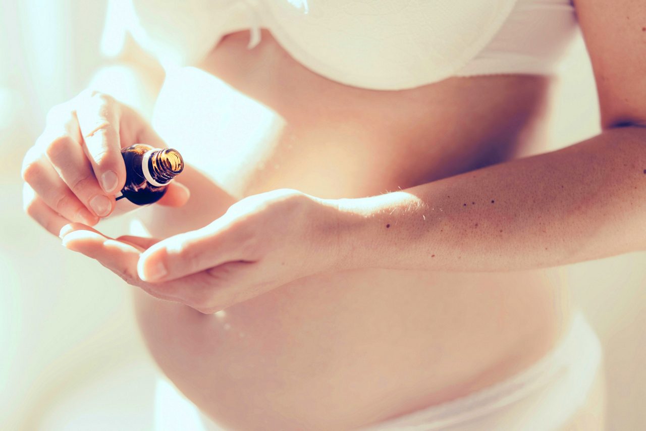 Schwangere hält Bauch