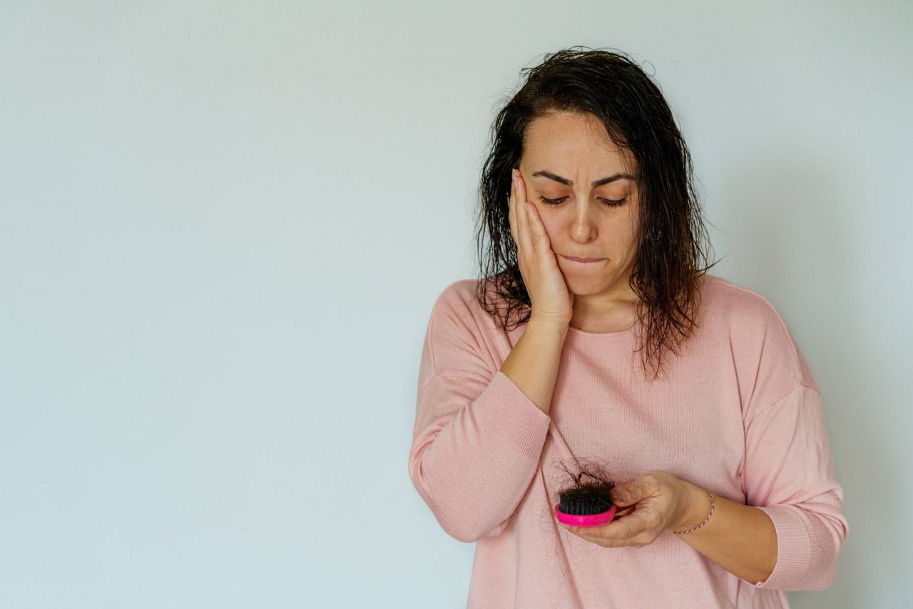Frau mit Haarausfall nach der Geburt