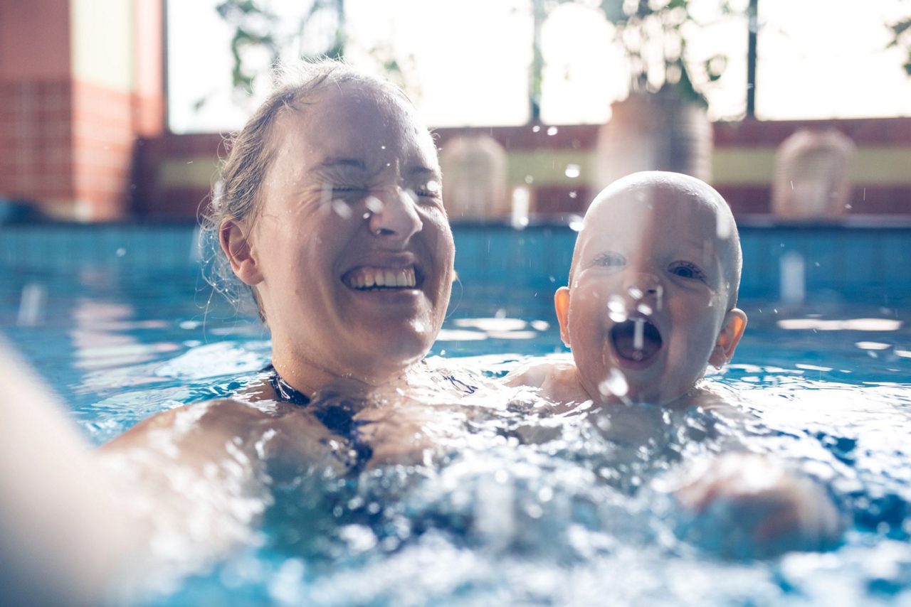 Mama mit Baby beim Babyschwimmen