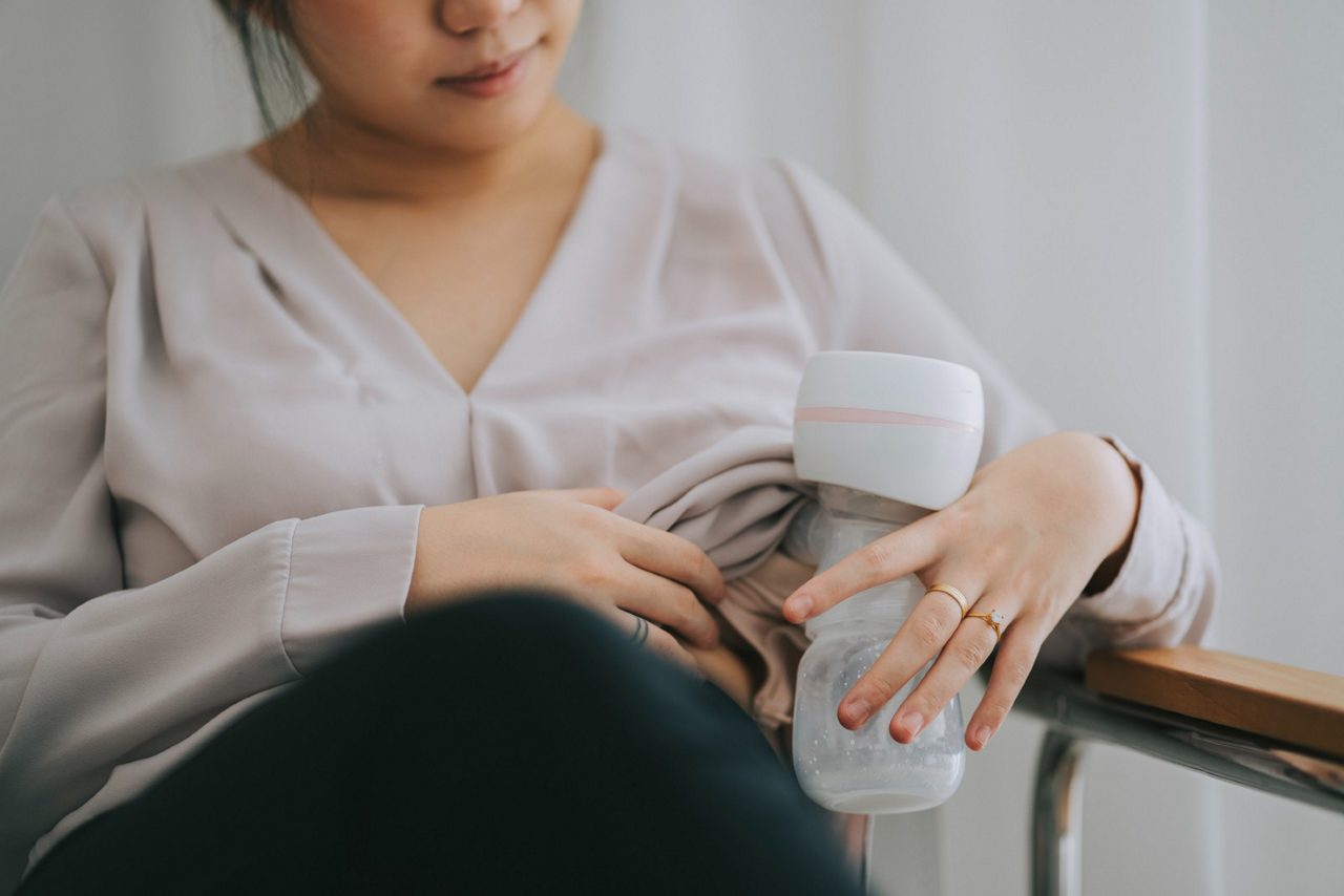 Mutter pumpt Muttermilch ab