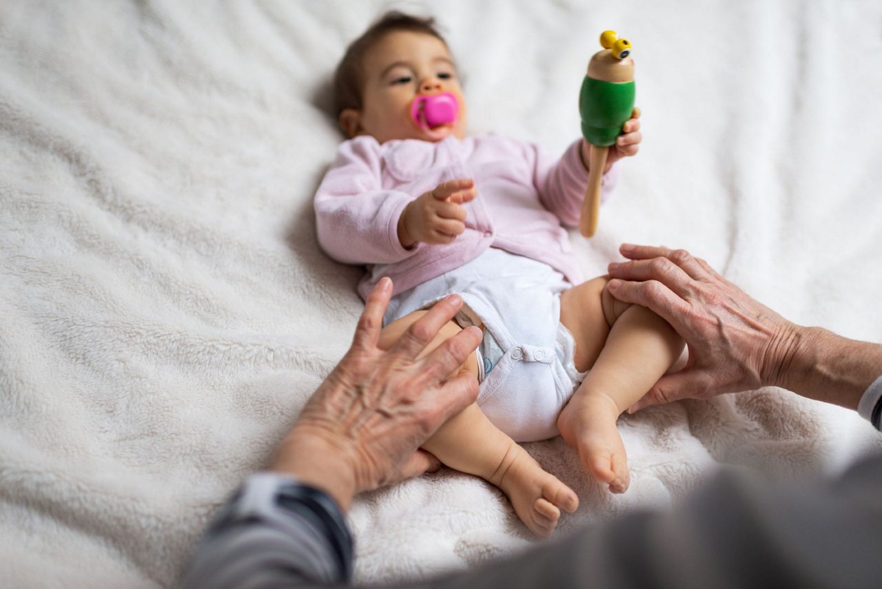 Osteopathische Behandlung bei kleinem Baby