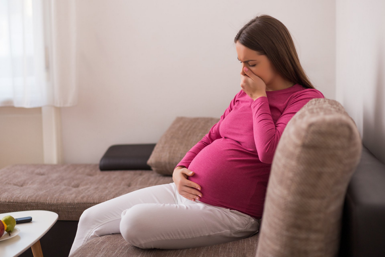 Werdende Mutter kämpft mit Übelkeit in der Schwangerschaft