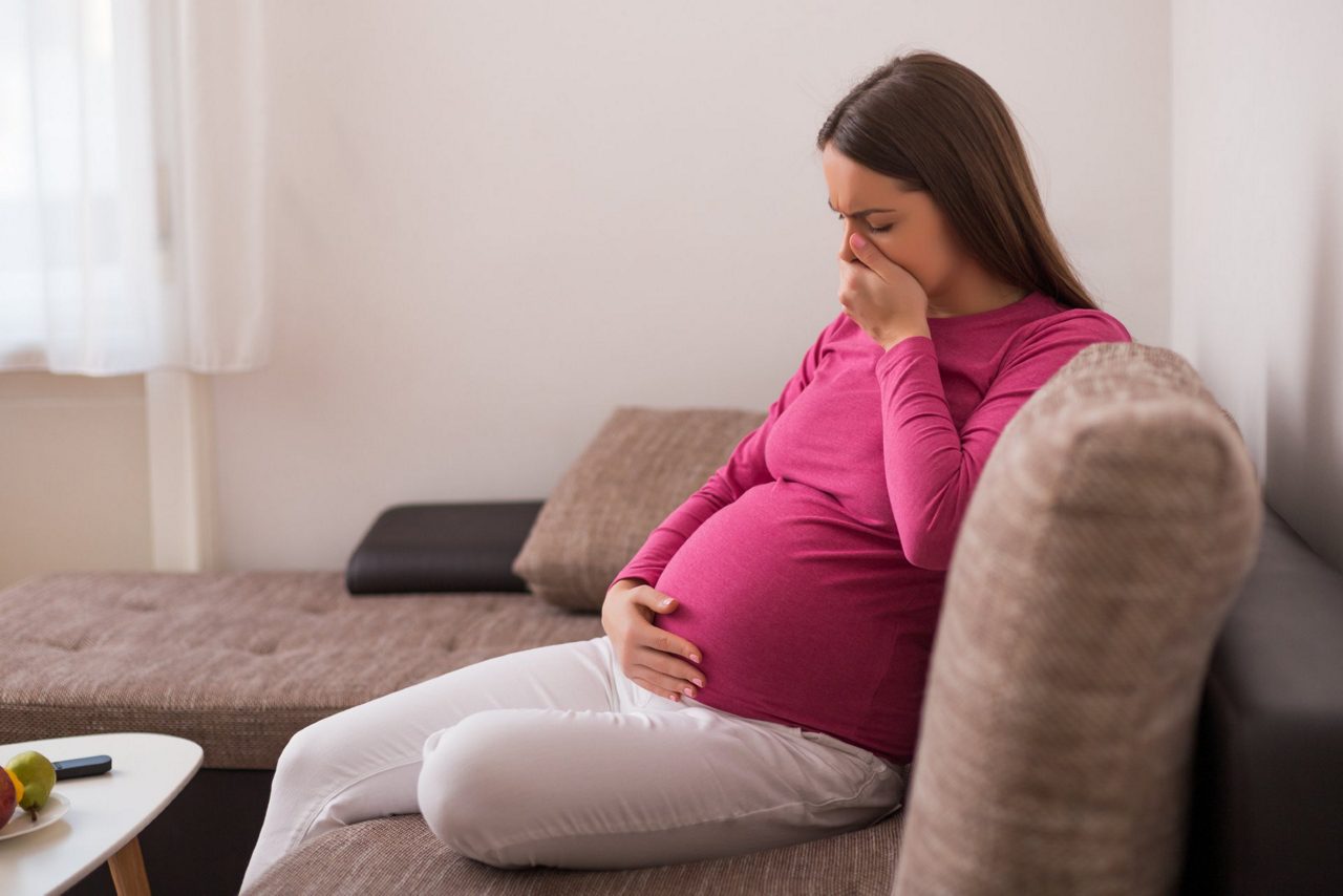 Werdende Mutter kämpft mit Übelkeit in der Schwangerschaft