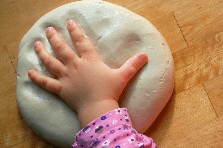 Baby legt Hand auf Salzteig