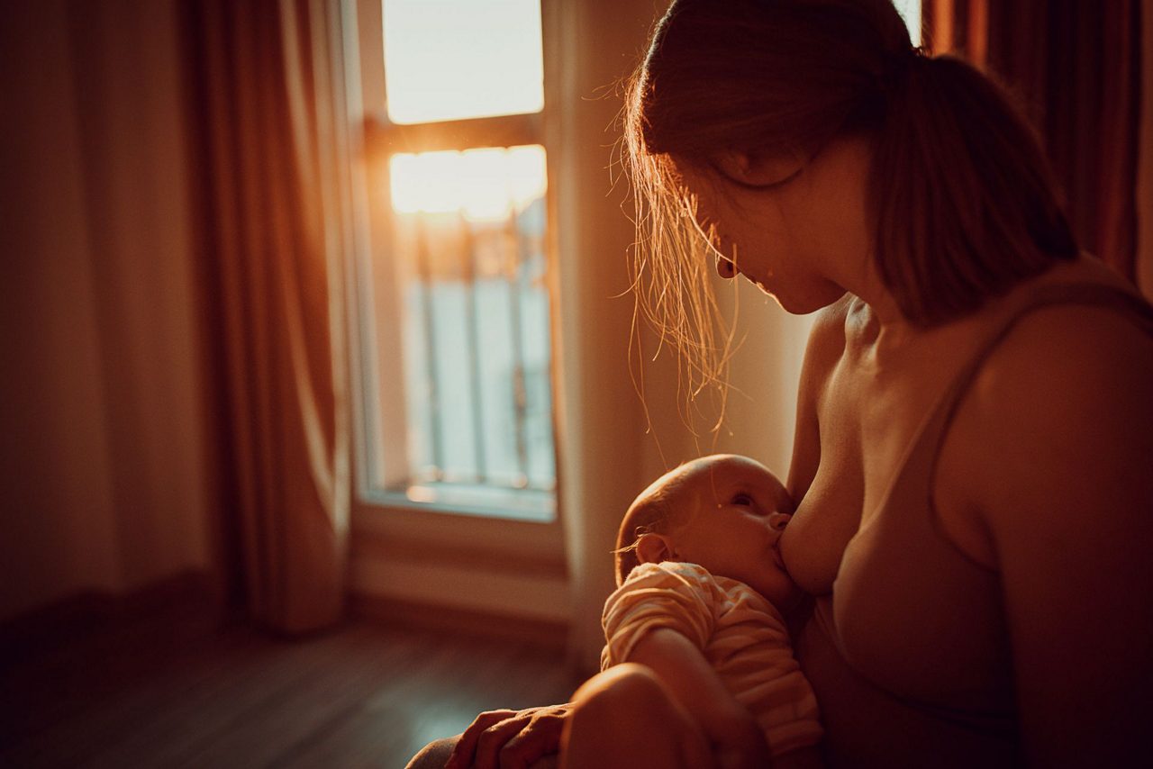 Mutter im Stillmarathon mit Baby
