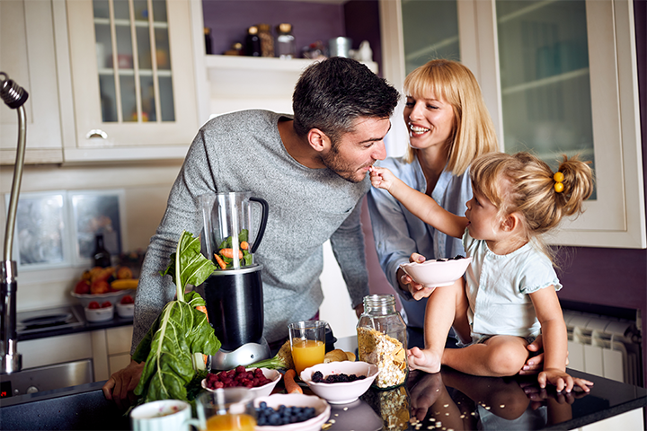 Familie kocht zusammen