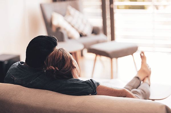Paar umarmend auf der Couch