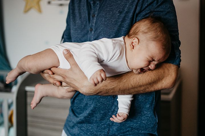 Vater Fliegergriff bei Baby