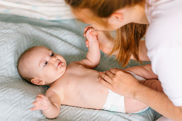 Baby bekommt Massage