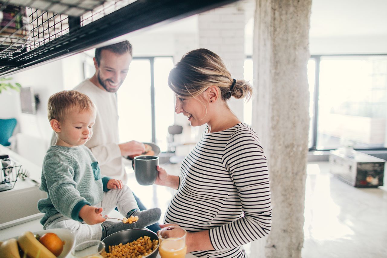Familie kocht zusammen
