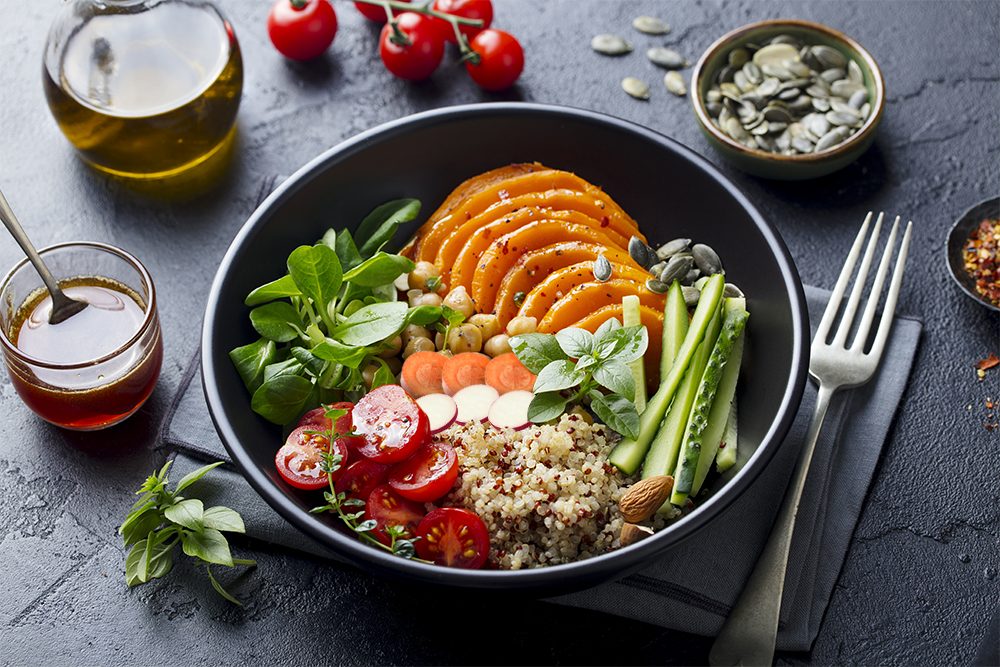 Rezept für Buddha-Bowl mit Kichererbsen, Dinkel & Süßkartoffeln