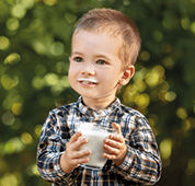 Kleinkind mit Milchbart