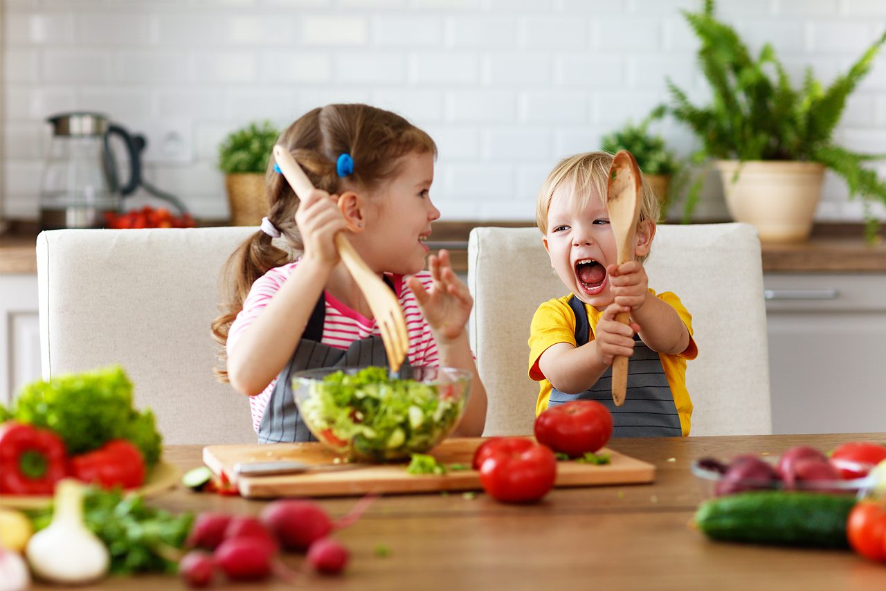 Mil DE kinder spielen mit salat titel