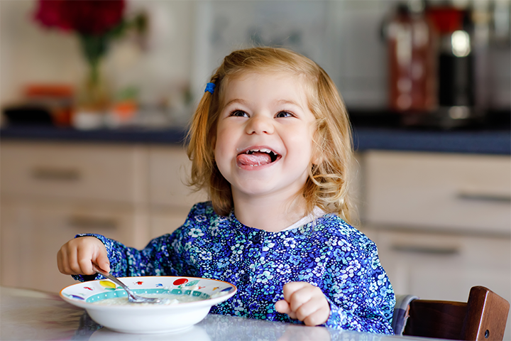 Kinder lachen und essen
