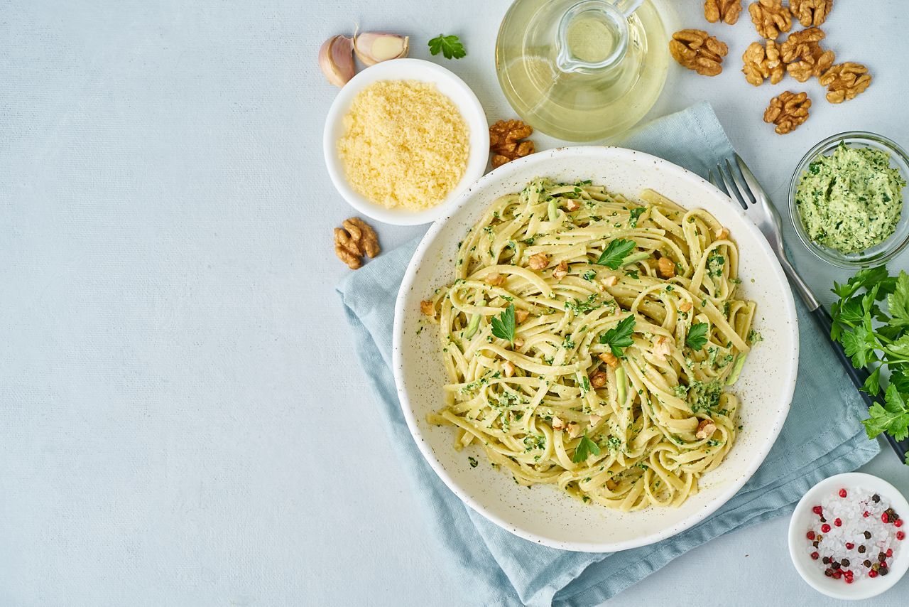 Pasta mit Spargel von oben Nahaufnahme