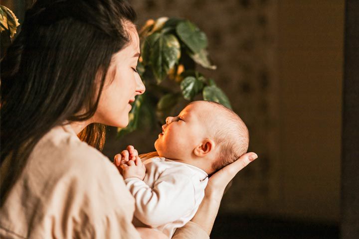 Mutter hält Baby am Kopf