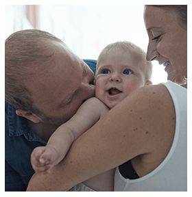 Polaroid von Eltern mit Baby im Arm