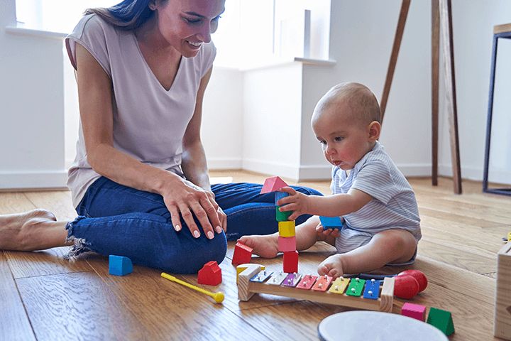Mutter und Kleinkind spielend mit Xylophon