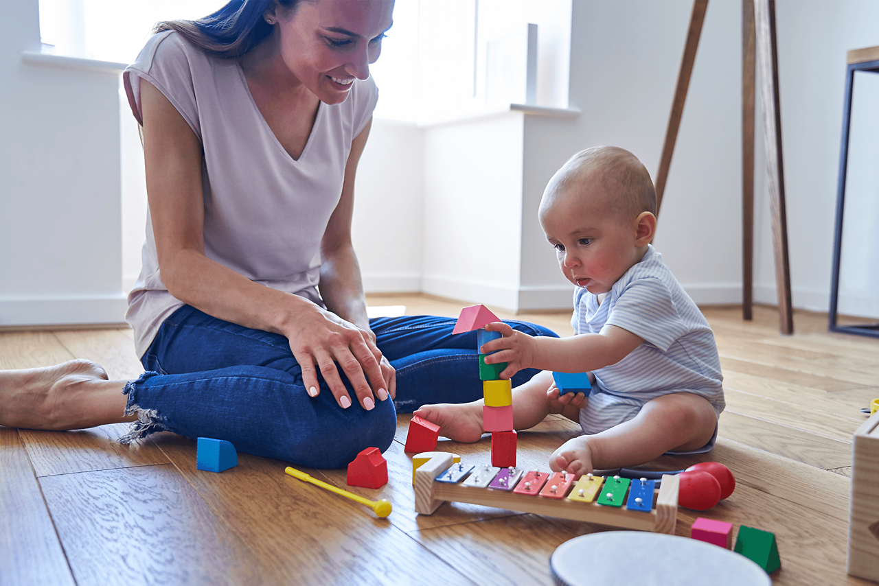 Mutter und Kind spielen mit Xylophon