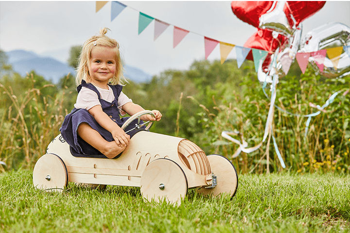 Neureuther Foto - Matilda auf Holz-Bobbycar