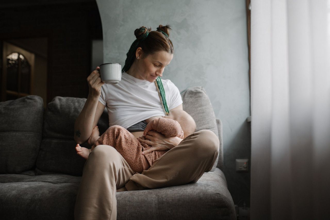 Stillende Mama mit Milchstau