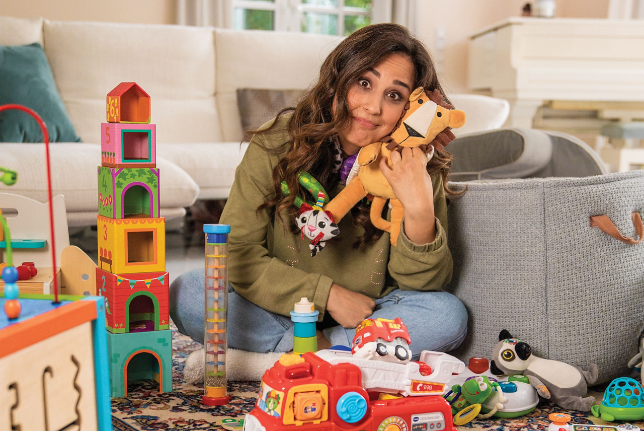 Nina mit Spielzeug