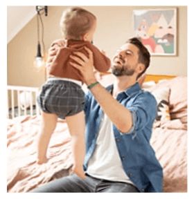 Vater hebt Kleinkind in die Luft